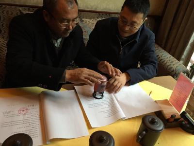 公司總經理與四川農業(yè)大學賴松家教授簽署科研協議